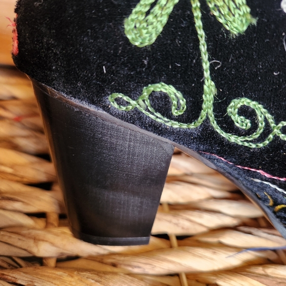 WOMEN'S SUZANI BLACK VELVET HAND EMBROIDERED STATEMENT KNEE BOOTS SIZE 8.5 / 39 - Picture 10 of 16